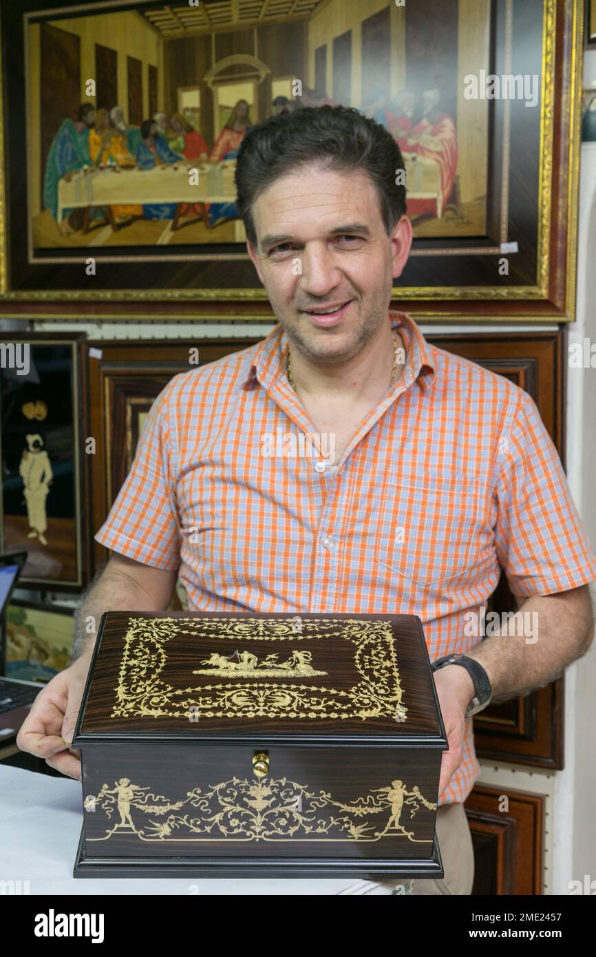 Salvatore Gargiulo von Gargiulo Inlaid, Familienbetrieb seit 1936, spezialisiert auf komplizierte Holzkästen mit Intarsien, Sorrent, Kampanien, Italien. Stockfoto