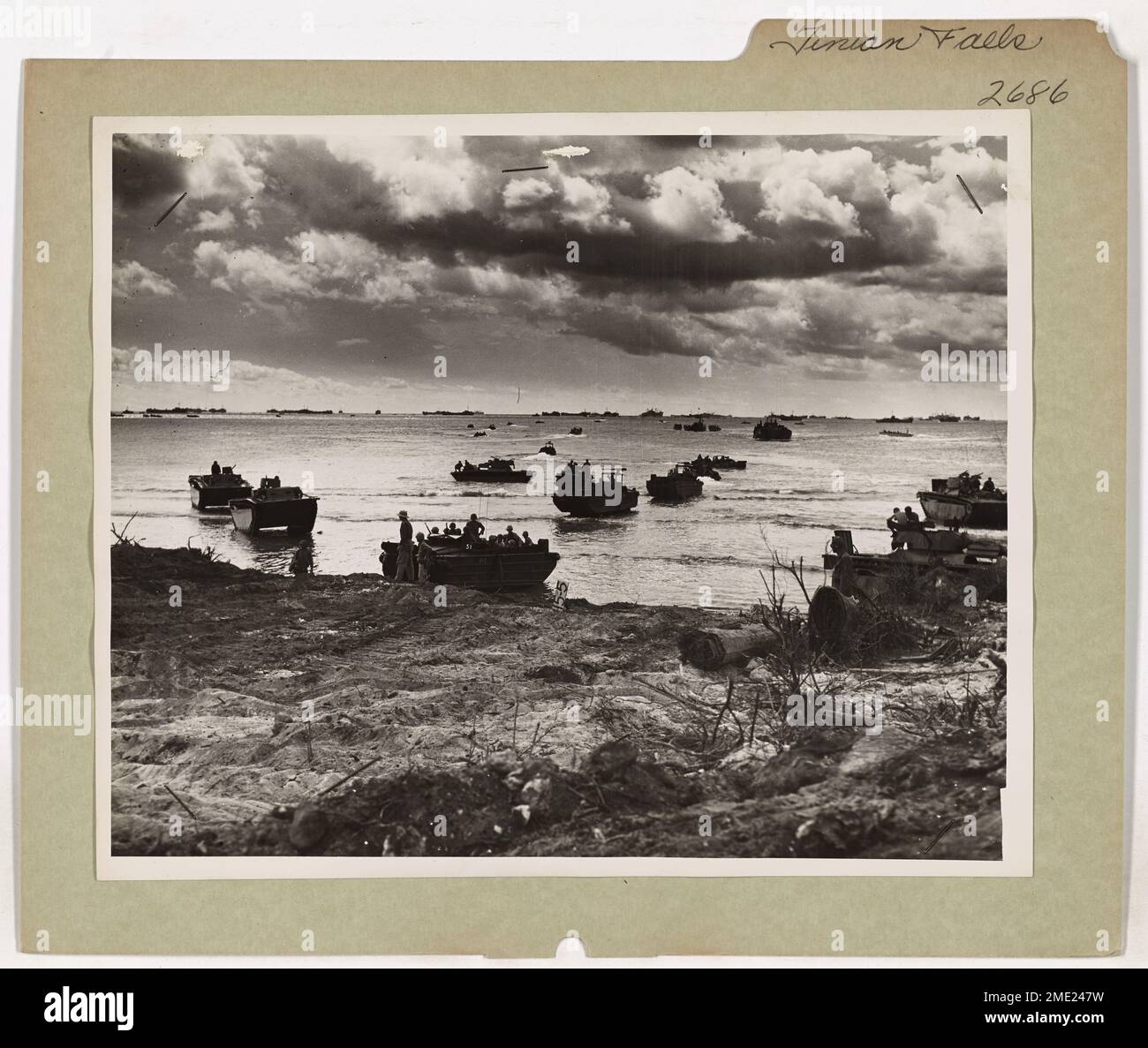 Tinian Island Falls Zum Yankee Knockout Punch. Dieses Bild zeigt Enten, Wasserbüffel und von der Küstenwache bemannte Landungsschiffe, die an den Stränden der Insel Tinian in der Nähe von Guam in den Marianen hart zuschlagen. Stockfoto