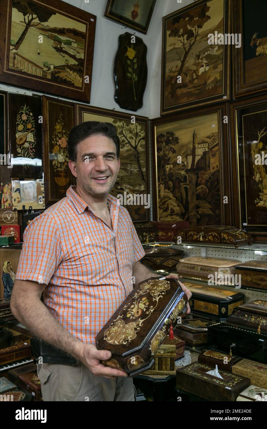 Salvatore Gargiulo von Gargiulo Inlaid, Familienbetrieb seit 1936, spezialisiert auf komplizierte Holzkästen mit Intarsien, Sorrent, Kampanien, Italien. Stockfoto
