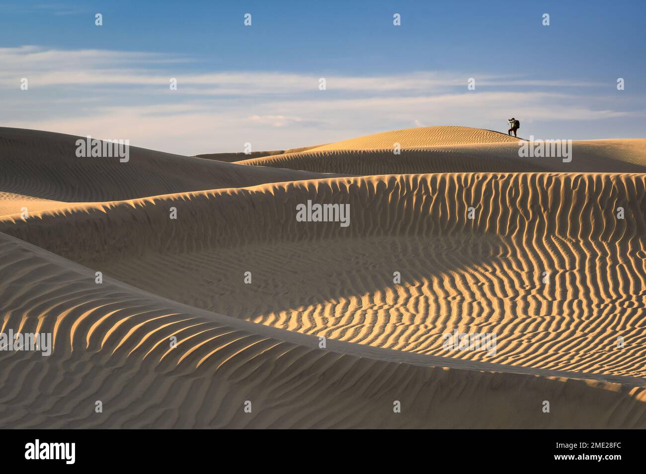 Fotograf in den Mesquite Flat Sand Dunes im Death Valley National Park, Kalifornien. Stockfoto