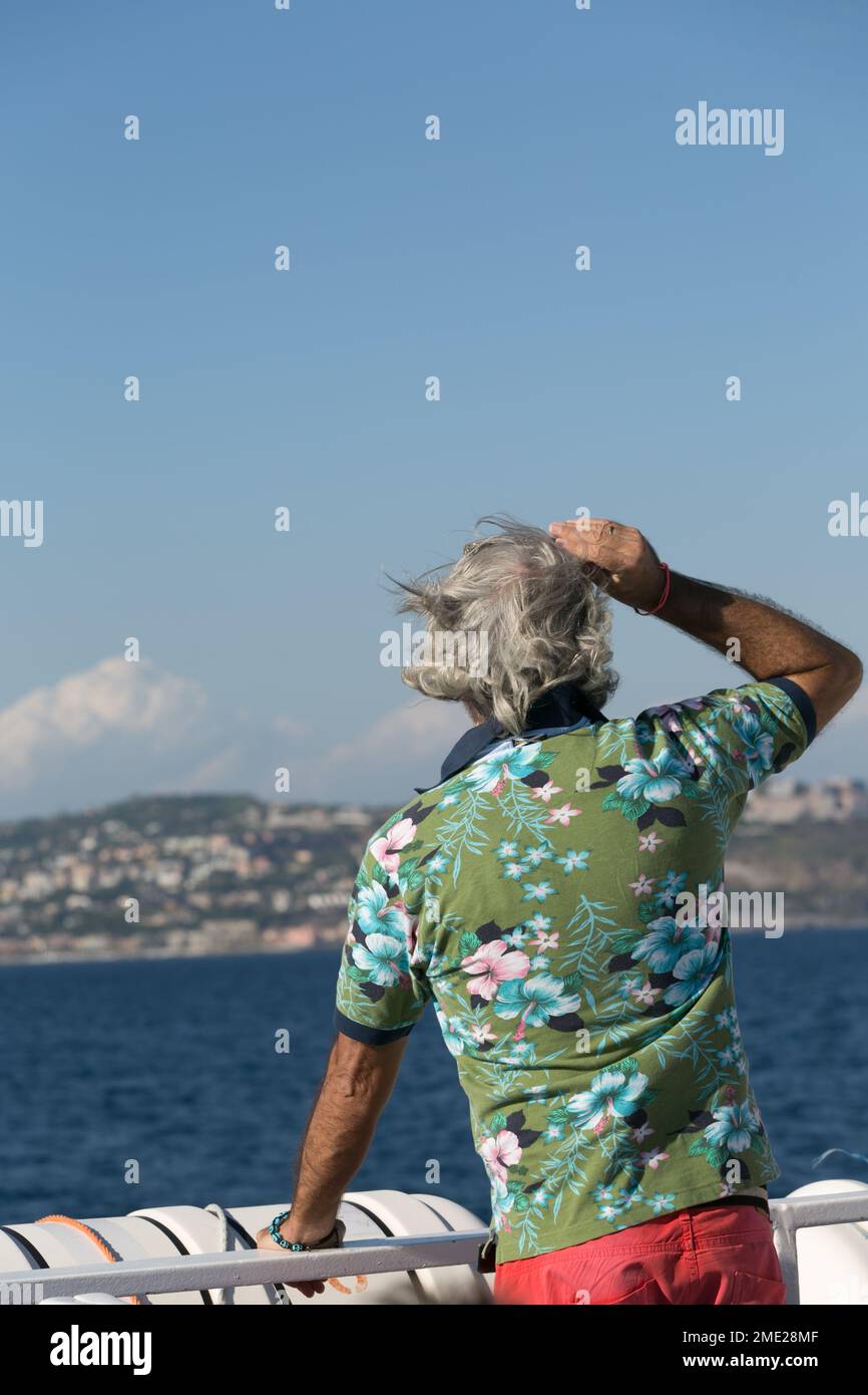 Ein gutaussehender Mann mittleren Alters, der mit der Fähre nach Neapel, Italien, reist. Stockfoto