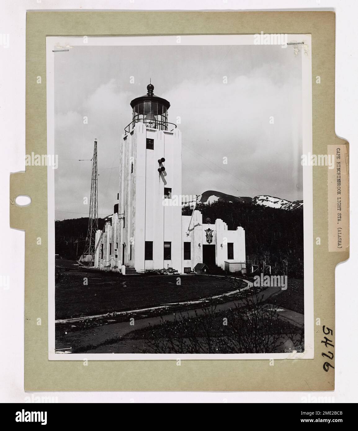 Cape Hinchinbrook Light Station (Alaska). Dieses US-amerikanische Hotel befindet sich auf der Ostseite des Hinchinbrook-Eingangs zum Prince William Sound im Golf von Alaska Die Leuchtstation der Küstenwache wurde 1910 errichtet und 1935 wieder aufgebaut. Die Laterne befindet sich 67 Meter über dem Boden auf einem weißen, quadratischen Turm, 235 Meter über dem Meer. Das 200.000-Candle-Power-Licht ist 22 km lang sichtbar. An der Station befinden sich auch ein Funksender und ein Signal für die Luftbeschlagnahme. Stockfoto