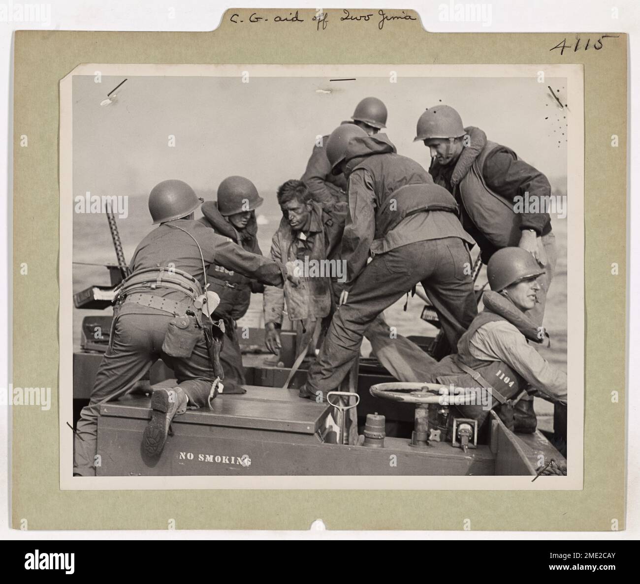 Der Verwundete Marine Bekommt Hilfe Von Iwo Jima. Dieses Bild zeigt einen verwundeten Marine, der von Küstenwachmännern auf ein Landungsschiff verlegt wurde. Stockfoto