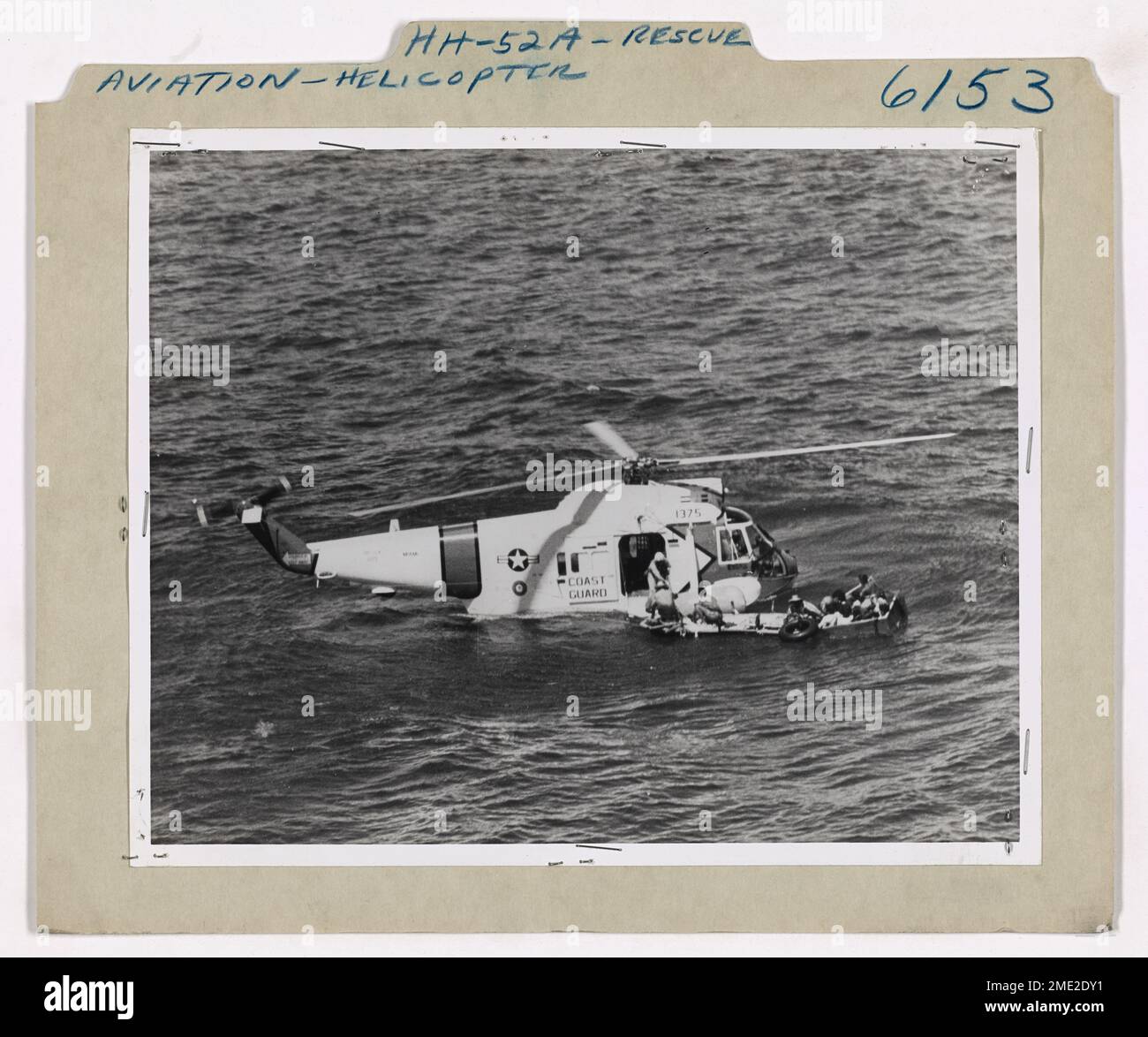 Das Bild zeigt eine Rettungsaktion eines HH-52A Hubschraubers der US-Küstenwache, der 13 kubanische Flüchtlinge in der Nähe von Florida rettet. Die Küstenwache spielte eine entscheidende Rolle bei der Bereitstellung humanitärer Hilfe während Flüchtlingskrisen. Stockfoto
