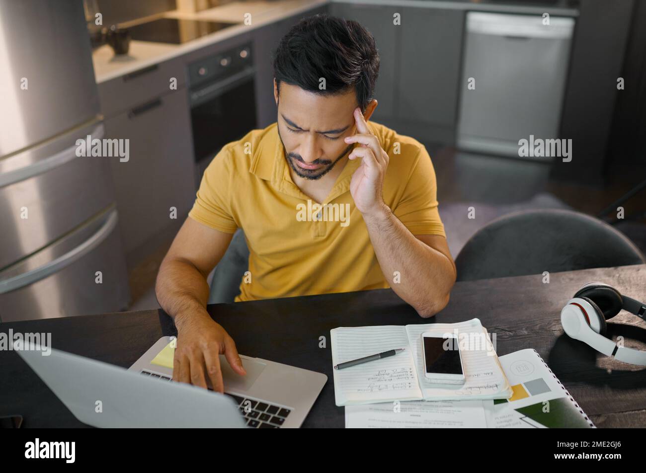 Mann mit Kopfschmerzen, Laptop und Heimarbeit mit Stress und Burn-out, frustriert durch Störungen und überarbeitet. Gesundheit, müde und Arbeit Stockfoto