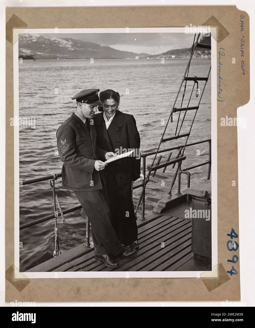 SPAR „versendet“ (Nr. 2 in einer Serie von 4). Für Coxswain Ann Jacobs, früher beim Coast Guard Women's Reserve. Aber mit Reservierungen, denn sie heiratete gleich wieder in Boatswains Bewertung. Chief Boatswain's Mate und Mrs. Gavin untersuchen die Entlassungspapiere der Dame, während sie für seine neue Station am Tree Point Lighthouse, Alaska, "auslaufen". Küstenwache SPAR Ann Jacobs, Coxswain, aus Ladysmith, Wisconsin, die freiwillig in Alaska Dienst leistete, ist sehr glücklich über die ganze Sache, denn dort traf und heiratete sie H. E. 'Jim' Gavin, Küstenwache Chief Boatswain's Mate fr Stockfoto