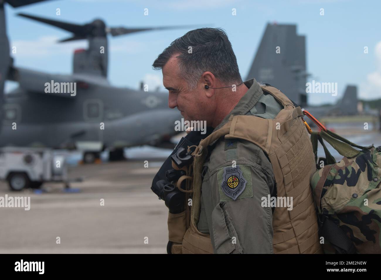 USA Generalmajor der Luftwaffe Eric Hill, stellvertretender Befehlshaber des Sondereinsatzkommandos der Luftwaffe, tritt auf einen CV-22 Osprey für den letzten Flug seiner Militärkarriere, in Hurlburt Field, Florida, 27. Juli 2022. In seinen 32 Jahren im Dienst hat Hill mehr als 3.100 Flugstunden in Flugzeugen, einschließlich der MH-60G Pave Hawk, HH-60G Pave Hawk, T-34C Mentor, C-12C Huron, MV-22B Osprey und CV-22B Osprey. Stockfoto