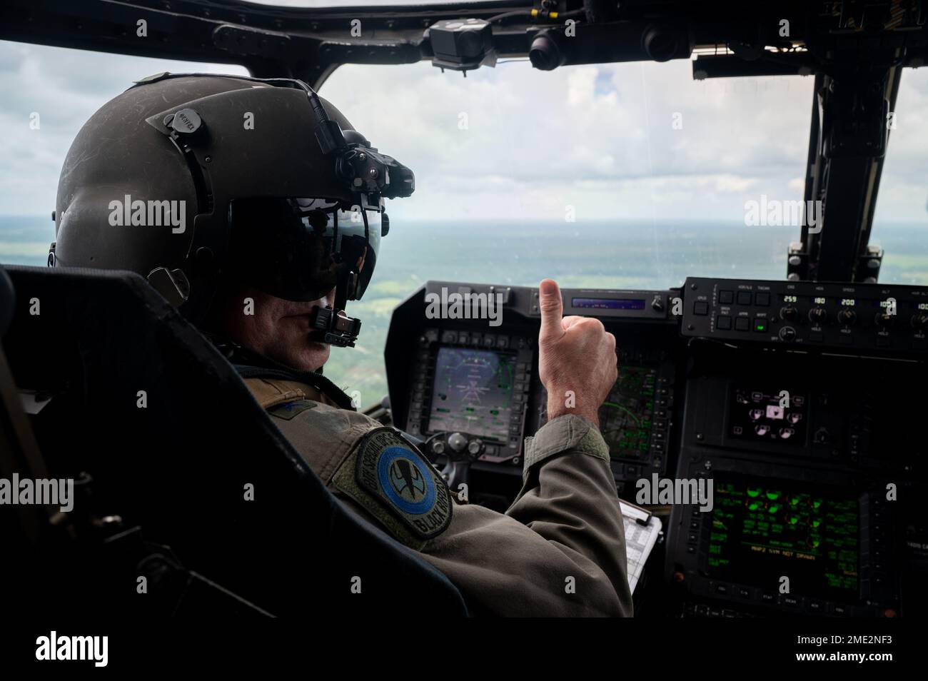 USA Generalmajor der Luftwaffe Eric Hill, stellvertretender Befehlshaber des Sondereinsatzkommandos der Luftwaffe, posiert für ein Foto während des letzten Fluges seiner Militärkarriere auf einem CV-22 Osprey in Hurlburt Field, Florida, 27. Juli 2022. In seinen 32 Jahren im Dienst hat Hill mehr als 3.100 Flugstunden in Flugzeugen, einschließlich der MH-60G Pave Hawk, HH-60G Pave Hawk, T-34C Mentor, C-12C Huron, MV-22B Osprey und CV-22B Osprey. Stockfoto