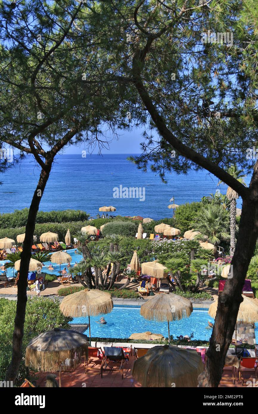 Menschen, die die Poseidon Thermal Gardens, Ischia, Golf von Neapel, Kampanien, Italien genießen. Stockfoto