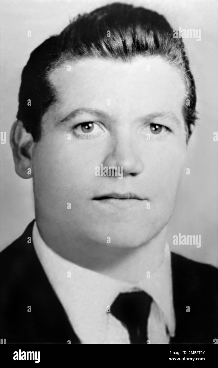 1959 , Corleone, ITALIEN : The Mafia Boss BERNARDO PROVENZANO ( 1933 - 2016 ) alias U PORCU of Clan dei Corleonesi , italian COSA NOSTRA Mafioso . War ein sizilianischer Mafia-Chef aus Corleone ( Palermo ) . Autor Hunderter Morde und direkt verantwortlich für das schwerste Blutvergießen von Cosa Nostra. In diesem Bild, ein Foto, das von der italienischen Polizei diffus wurde, war Provenzano sehr jung, 26 Jahre alt, von seinem persönlichen Personalausweis . Unbekannter Fotograf. DIGITAL RESTAURIERT. - GESCHICHTE - FOTO STORICHE - FOTO TESSERA SEGNALETICA - FOTOTESSERA - PORTRAIT - RITRATTO - CRIMINALE - KRIMINELL - Stockfoto