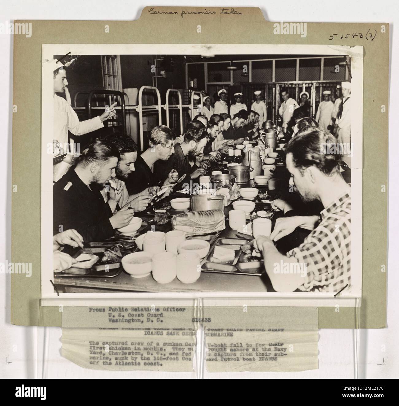 Nach dem Untergang eines deutschen U-Bootes durch den Cutter Icarus der US-Küstenwache vor der Atlantikküste werden deutsche Gefangene gefangen genommen und nach Charleston, S.C. gebracht, wo sie nach monatelanger Entbehrung eine Mahlzeit erhalten. Die Ikarus spielten während des Zweiten Weltkriegs eine Schlüsselrolle bei dieser Mission Stockfoto