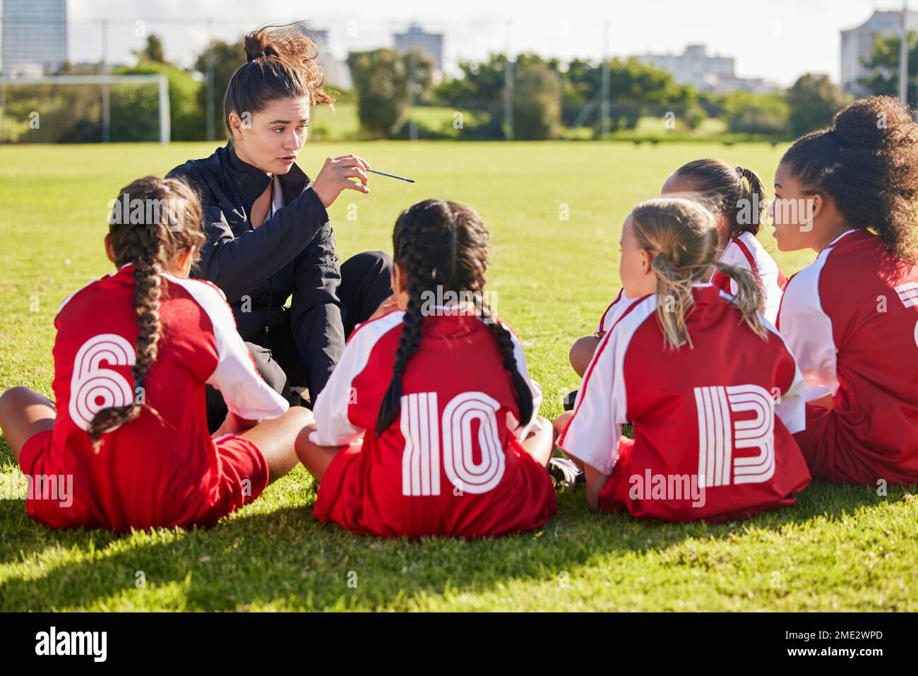 Coaching, Training oder Coaching mit Kindern für Fußballstrategie, Training und Teamziele in Kanada. Team-Building, Teamarbeit und Frauenplanung Stockfoto