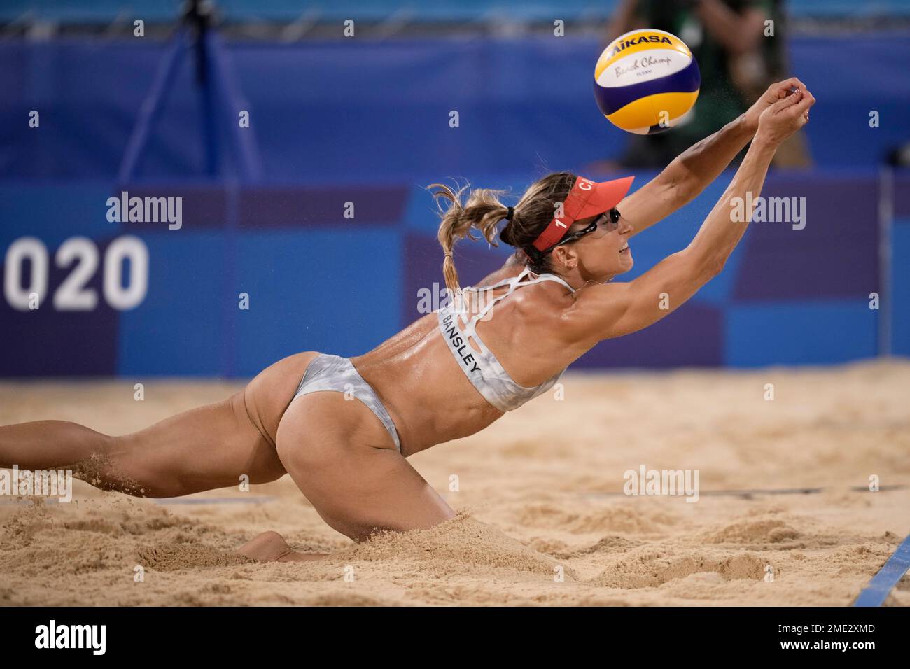 Heather Bansley, of Canada, stretches for the ball during a women's beach volleyball match against Brazil at the 2020 Summer Olympics, Thursday, July 29, 2021, in Tokyo, Japan. (AP Photo/Felipe Dana) Stockfoto