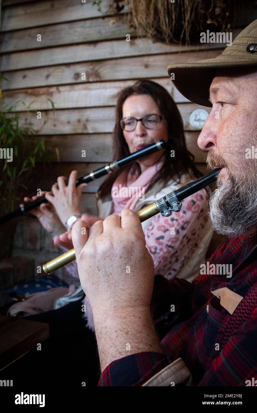 Die Leute spielen Flöten bei einer traditionellen irischen Musikveranstaltung in einem Pub in Nordirland Stockfoto