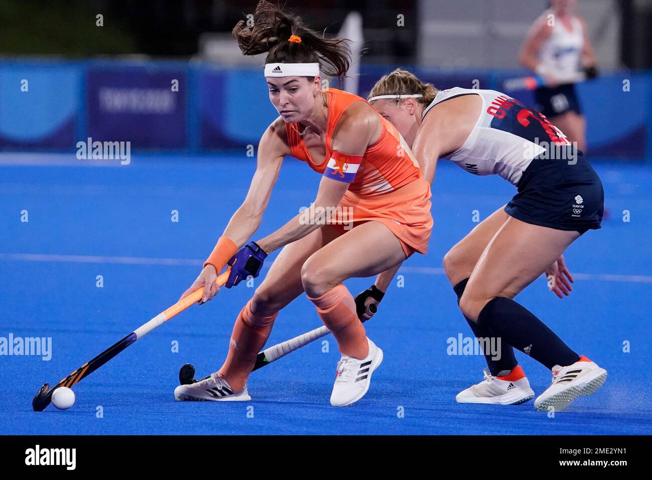 Netherlands' Eva Roma Maria de Goede (24) drives around Britain's Lily Owsley (26) during a women's field hockey match at the 2020 Summer Olympics, Thursday, July 29, 2021, in Tokyo, Japan. (AP Photo/John Locher) Stockfoto