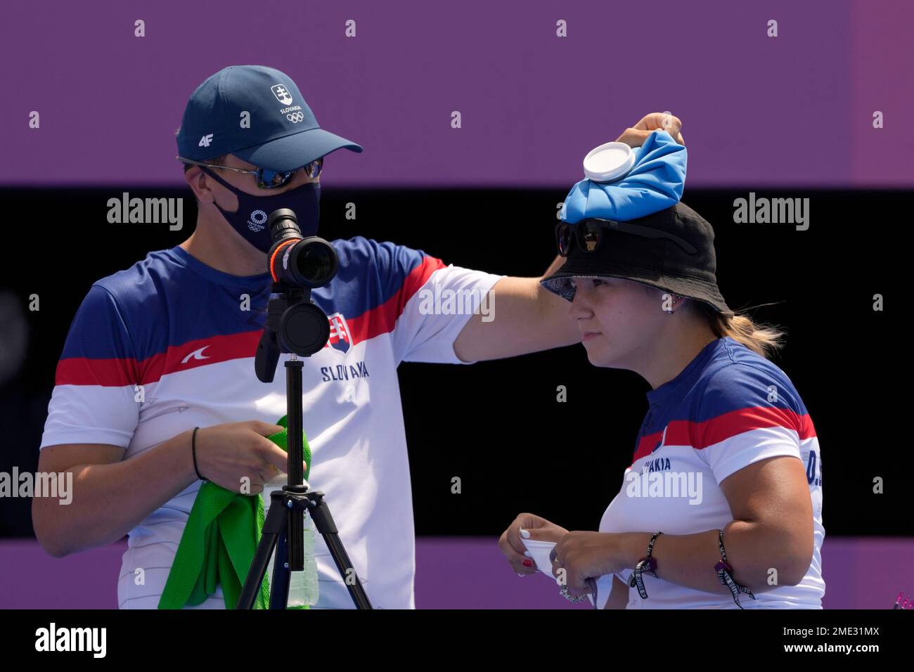 Slovakia's Denisa Barankova, right, receive an ice bag on her head during the individual eliminations at the 2020 Summer Olympics, Thursday, July 29, 2021, in Tokyo, Japan. (AP Photo/Alessandra Tarantino) Stockfoto