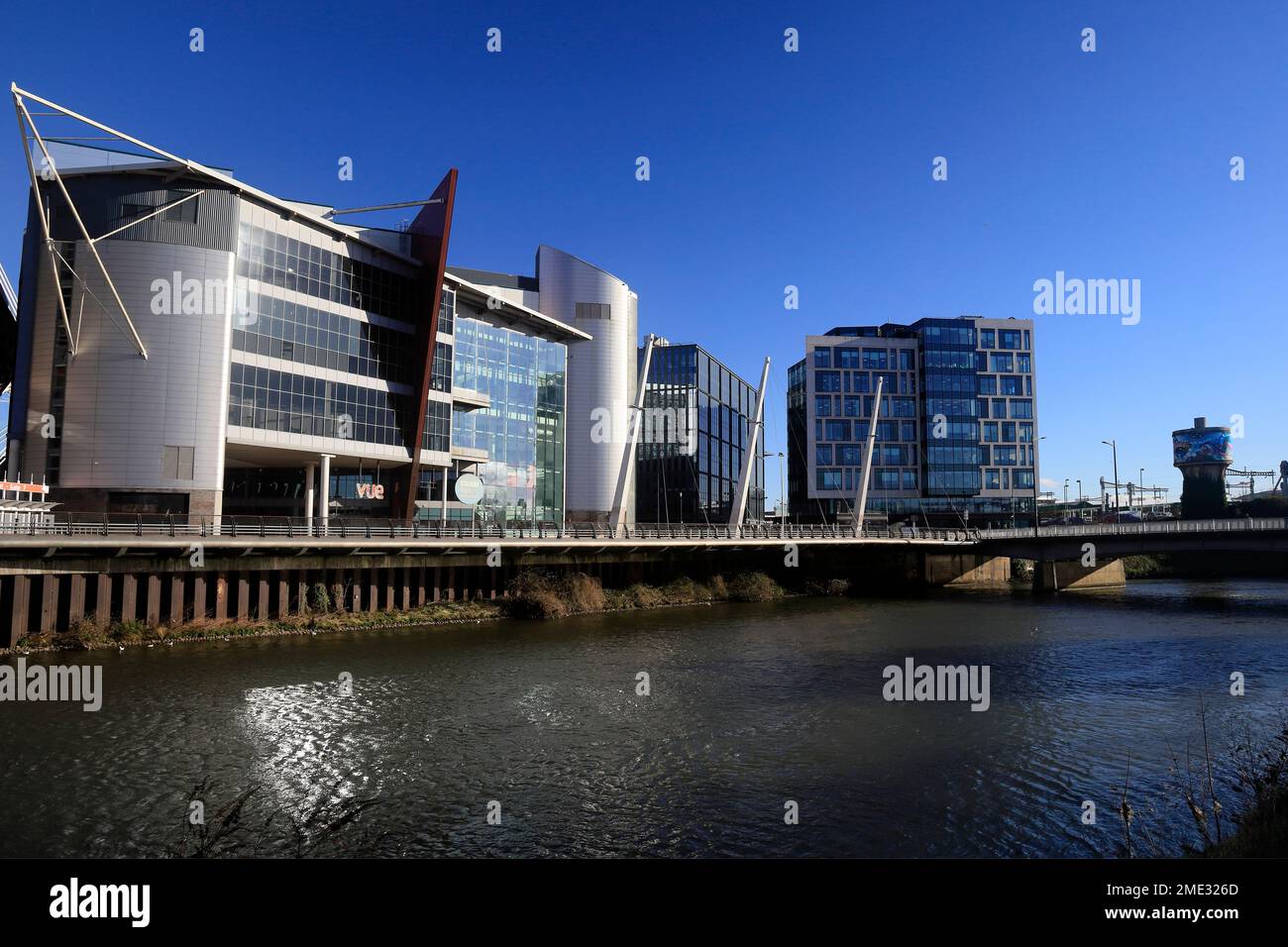 Vue Cinema Gebäude und Uferszene, River Taff, Riverside, Cardiff City Centre, aufgenommen im Januar 2023. Im Winter. Stockfoto