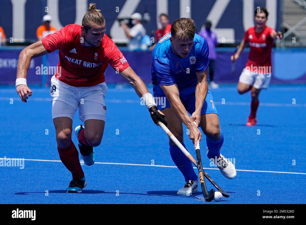 Britain's Brendan William John Creed (18) and Netherlands' Thijs Johannes Reinier van Dam (7) battle for the ball during a men's field hockey match at the 2020 Summer Olympics, Thursday, July 29, 2021, in Tokyo, Japan. (AP Photo/John Locher) Stockfoto