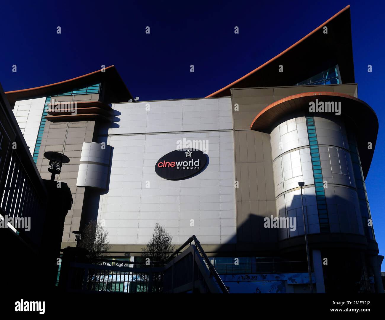 Cineworld-Kinogebäude mit Seitenansicht und Logo. Stadtzentrum von Cardiff, aufgenommen im Januar 2023. Im Winter. Stockfoto
