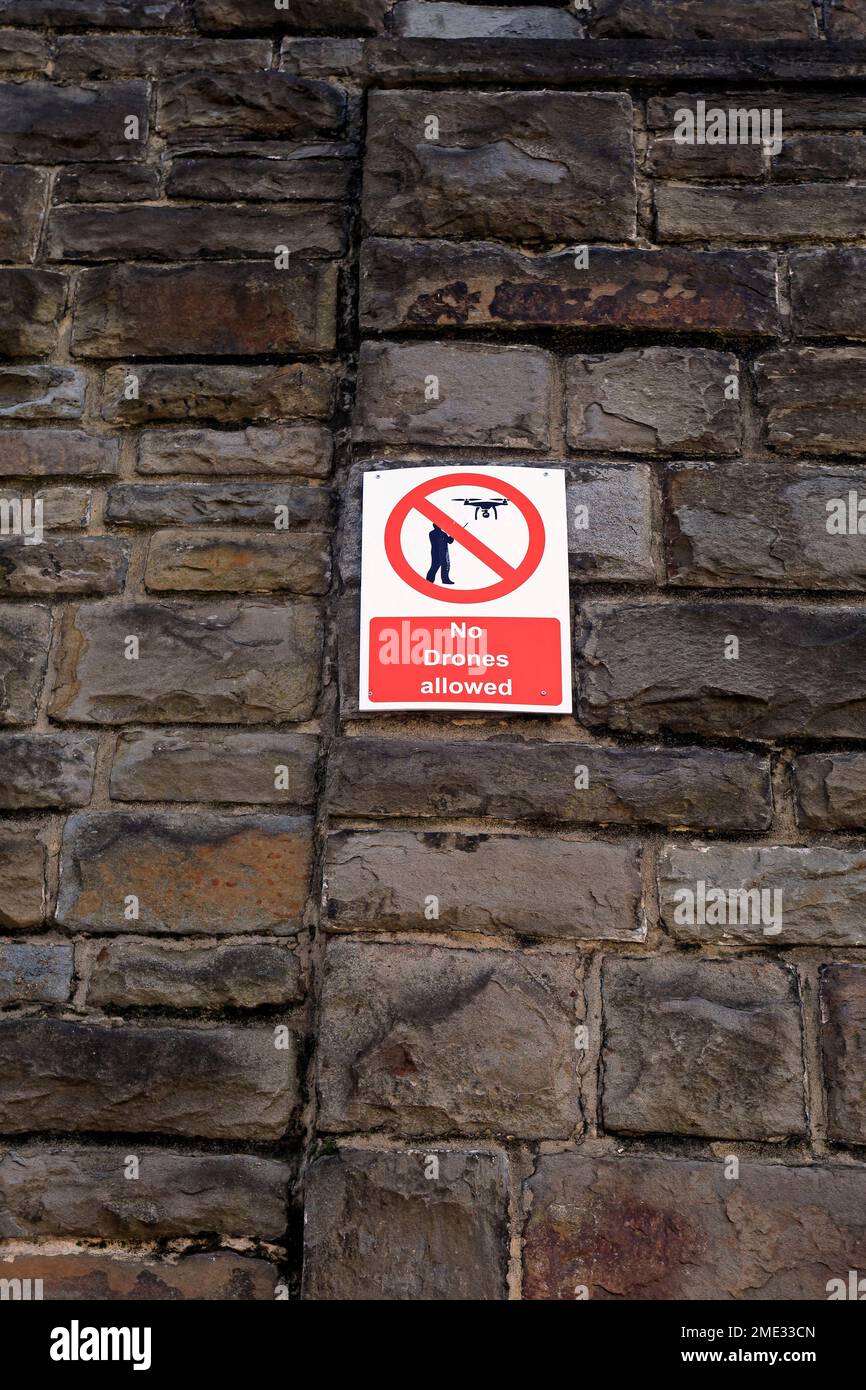 Schild „Keine Drohnen erlaubt“ an der Außenwand des Cardiff Gefängnisses im Stadtzentrum von Cardiff, Stand: Januar 2023. Im Winter. Stockfoto