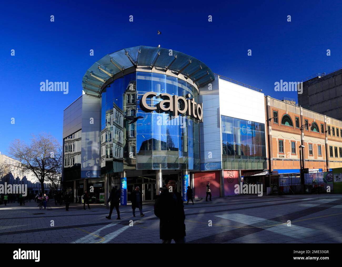 Das Capitol Centre, Shopping Cardiff City Centre, wurde im Januar 2023 erbaut. Im Winter. Mann mit offenem Mund. Stockfoto