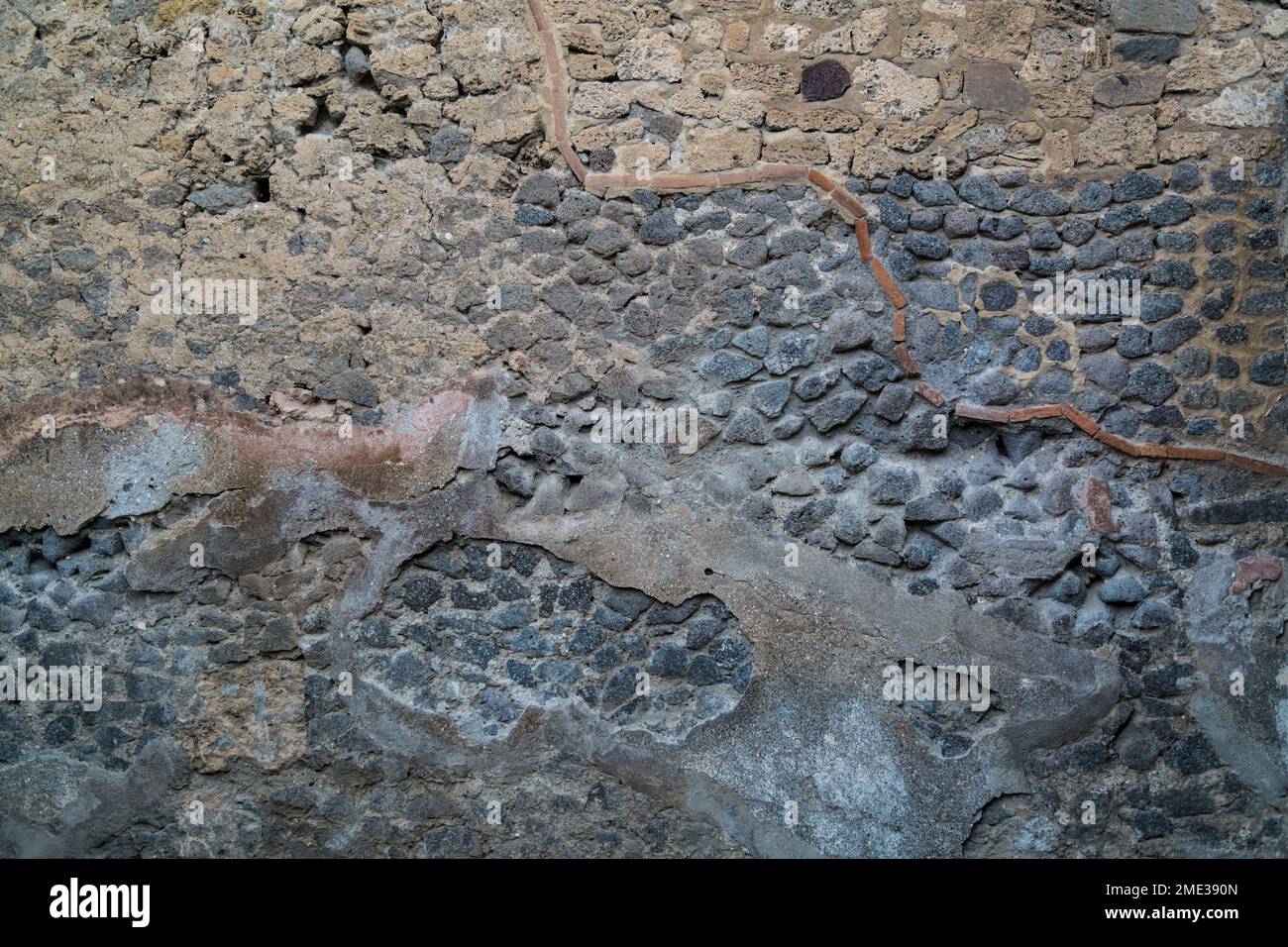 Ausgrabungen an der Steinmauer in der antiken römischen Stadt Pompeji, einem archäologischen UNESCO-Weltkulturerbe in Pompeji, Kampanien, Italien. Stockfoto