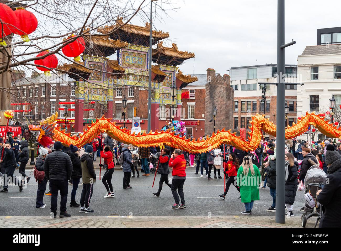 Liverpool, Vereinigtes Königreich - Januar 22 2023: Mondfest, chinesisches Jahr des Hasen. Drachenprozession auf der Great George Street vor dem kaiserlichen Bogen. Stockfoto