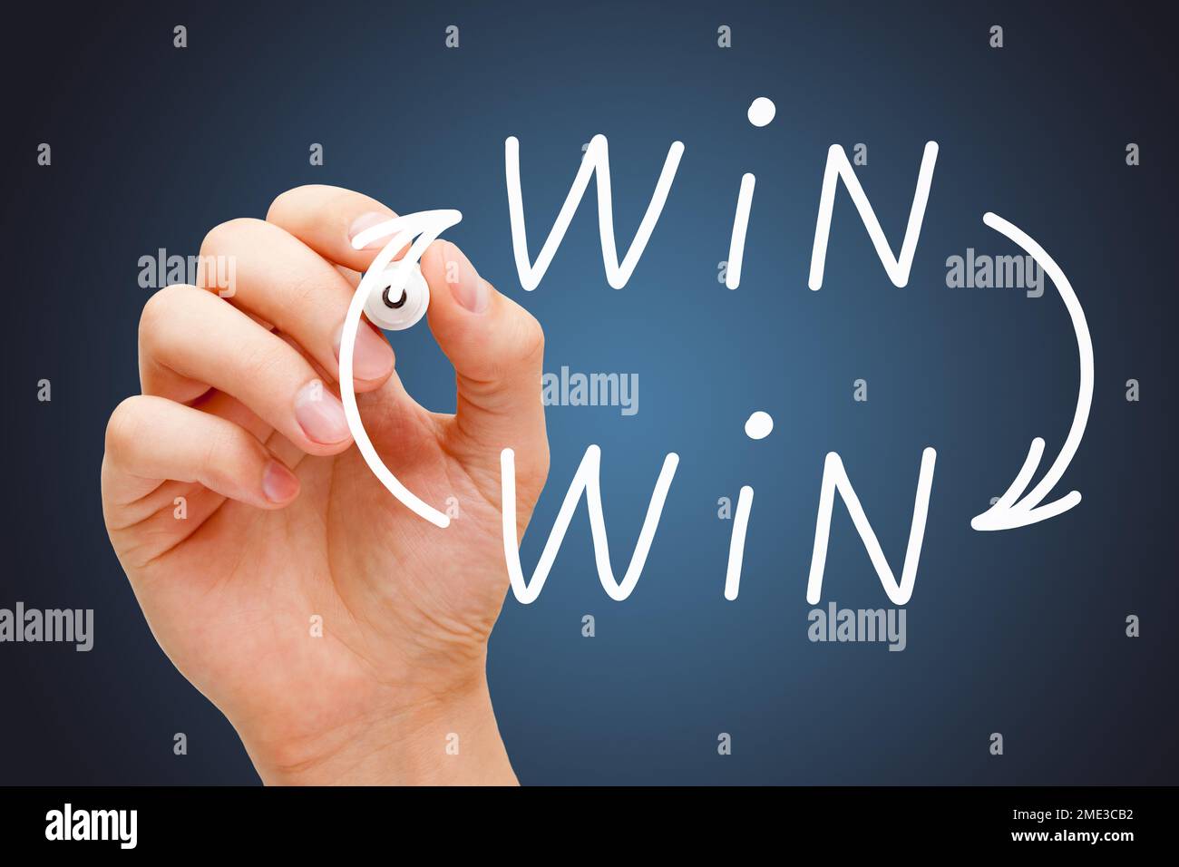 Handschriftliches Geschäftskonzept für die Win-Win-Situation mit weißem Marker auf dunkelblauem Hintergrund. Stockfoto
