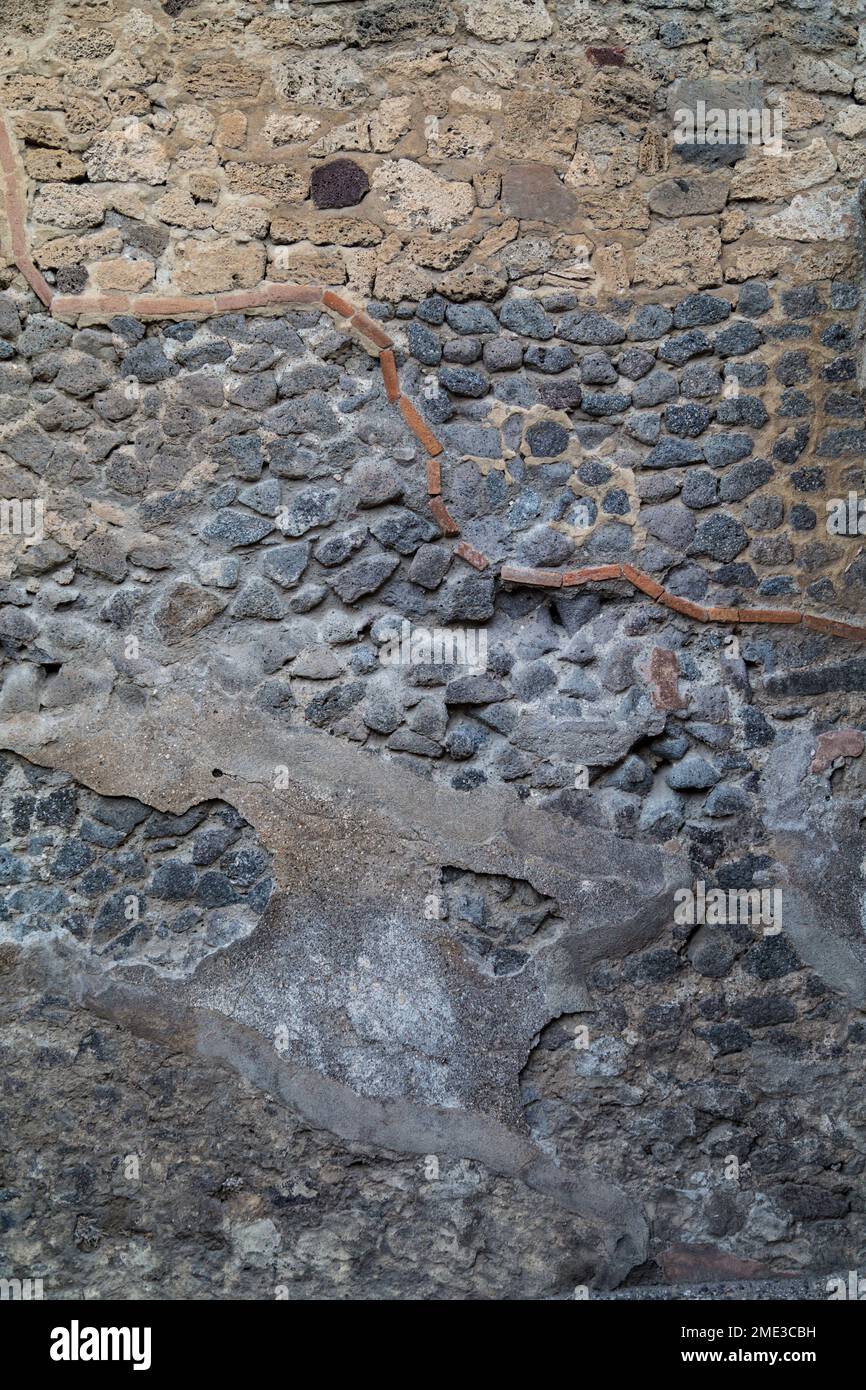 Ausgrabungen an der Steinmauer in der antiken römischen Stadt Pompeji, einem archäologischen UNESCO-Weltkulturerbe in Pompeji, Kampanien, Italien. Stockfoto