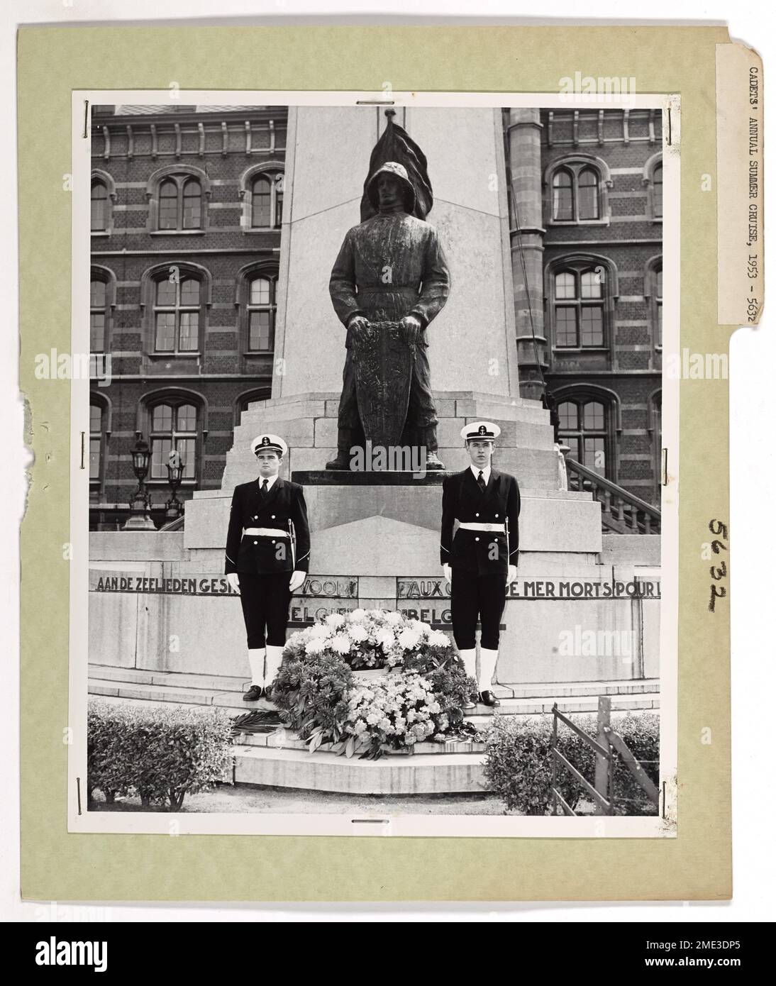 Jährliche Sommerrundfahrt Der Kadetten. Zwei Kadetten der Küstenwache stehen bei einer Kranzlegen-Zeremonie vor dem Seaman's Memorial in Antwerpen, Belgien, Ehrenwache. Anwesend waren belgische und amerikanische Beamte. Konteradmiral Arthur G. Hall, USCG, Superintendent der Coast Guard Academy, New London, und Commander der Cadet Practice Squadron auf seiner jährlichen Kreuzfahrt zu europäischen Häfen zu dieser Zeit, legte den Kranz und lieferte die Ehrenwache. Die Kadetten gehören zu einer Gruppe von 240 Kadetten der Klassen 1954 und 1956, die die Übungsfahrt an Bord der CGC ROCKAWAY und der drei-Masten der Akademie machen Stockfoto