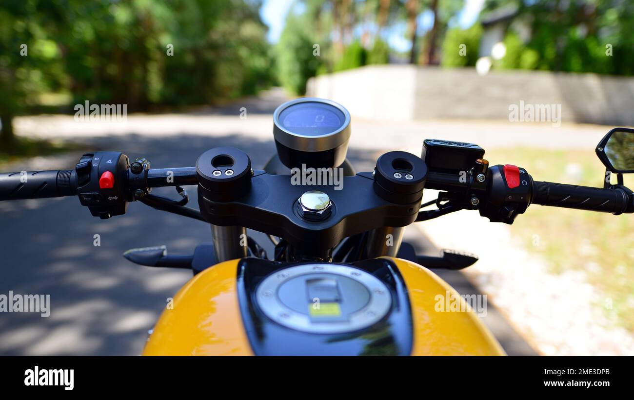 Lenker und Tachometer des Motorrads Stockfoto
