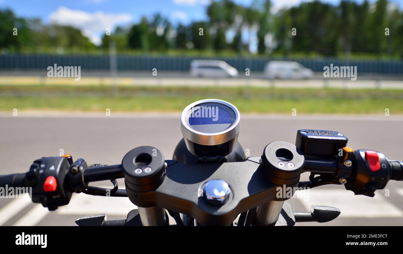 Lenker und Tachometer des Motorrads Stockfoto