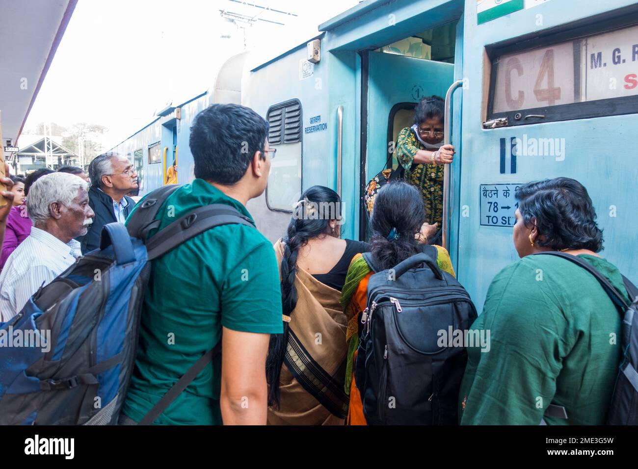 Indische Bahnpassagiere, die in Bengaluru in einen Zug einsteigen Stockfoto