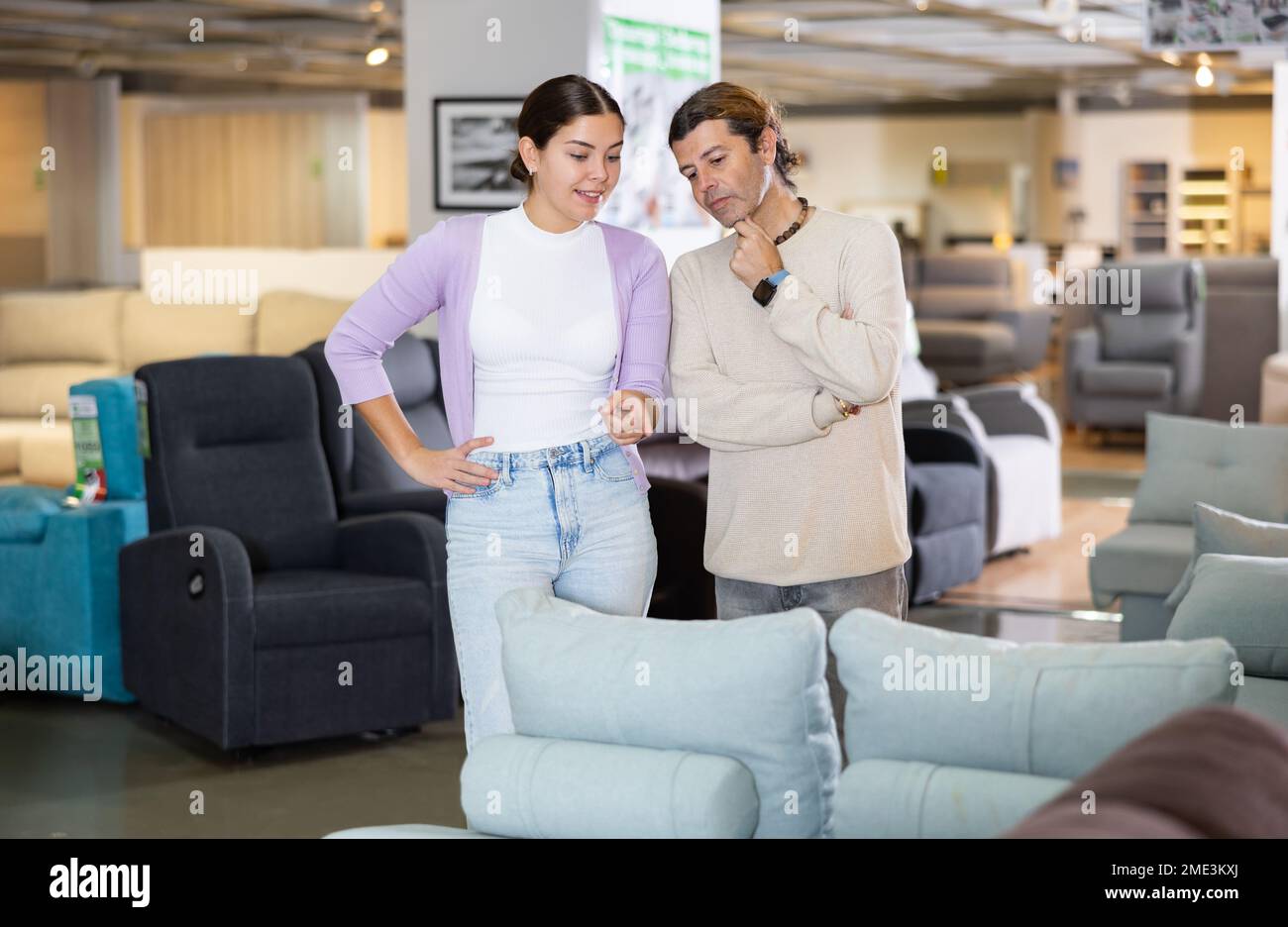 Ein Paar sucht sich neue Möbel in einem Laden aus Stockfoto