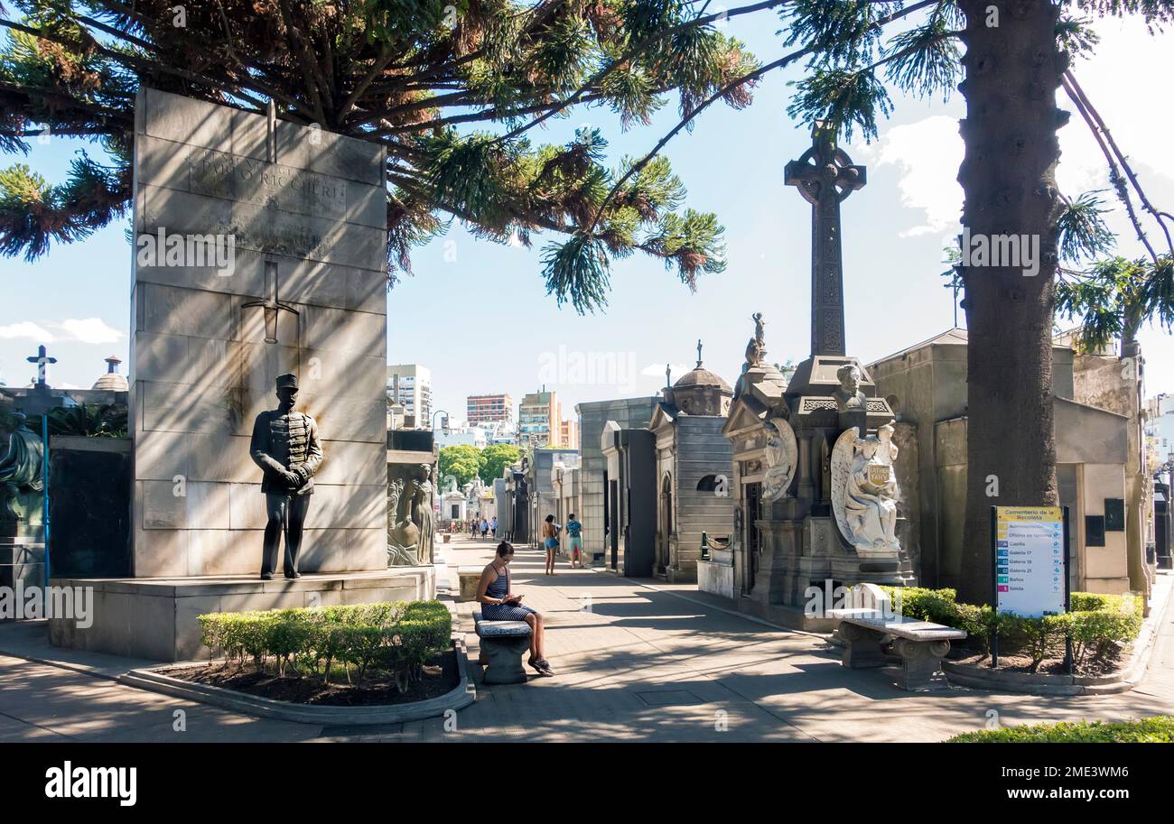 Menschen auf dem Recoleta Friedhof, Buenos Aires, Argentinien Stockfoto