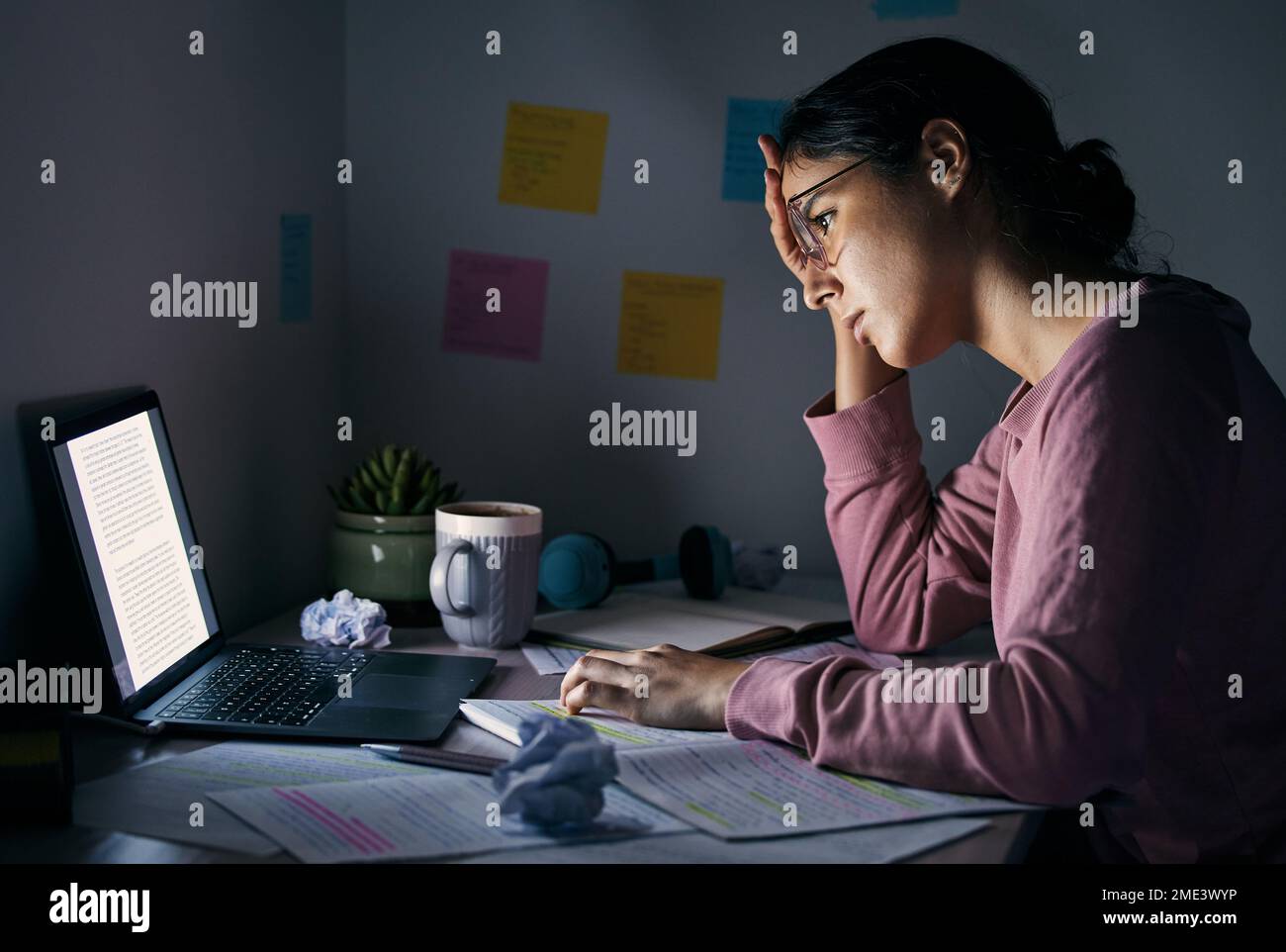 Notebook, Nacht und müde mit einer Studentin, die zu Hause für eine Universitätsprüfung lernt oder studiert. Computer, erschöpft und spät mit einer Schülerin Stockfoto