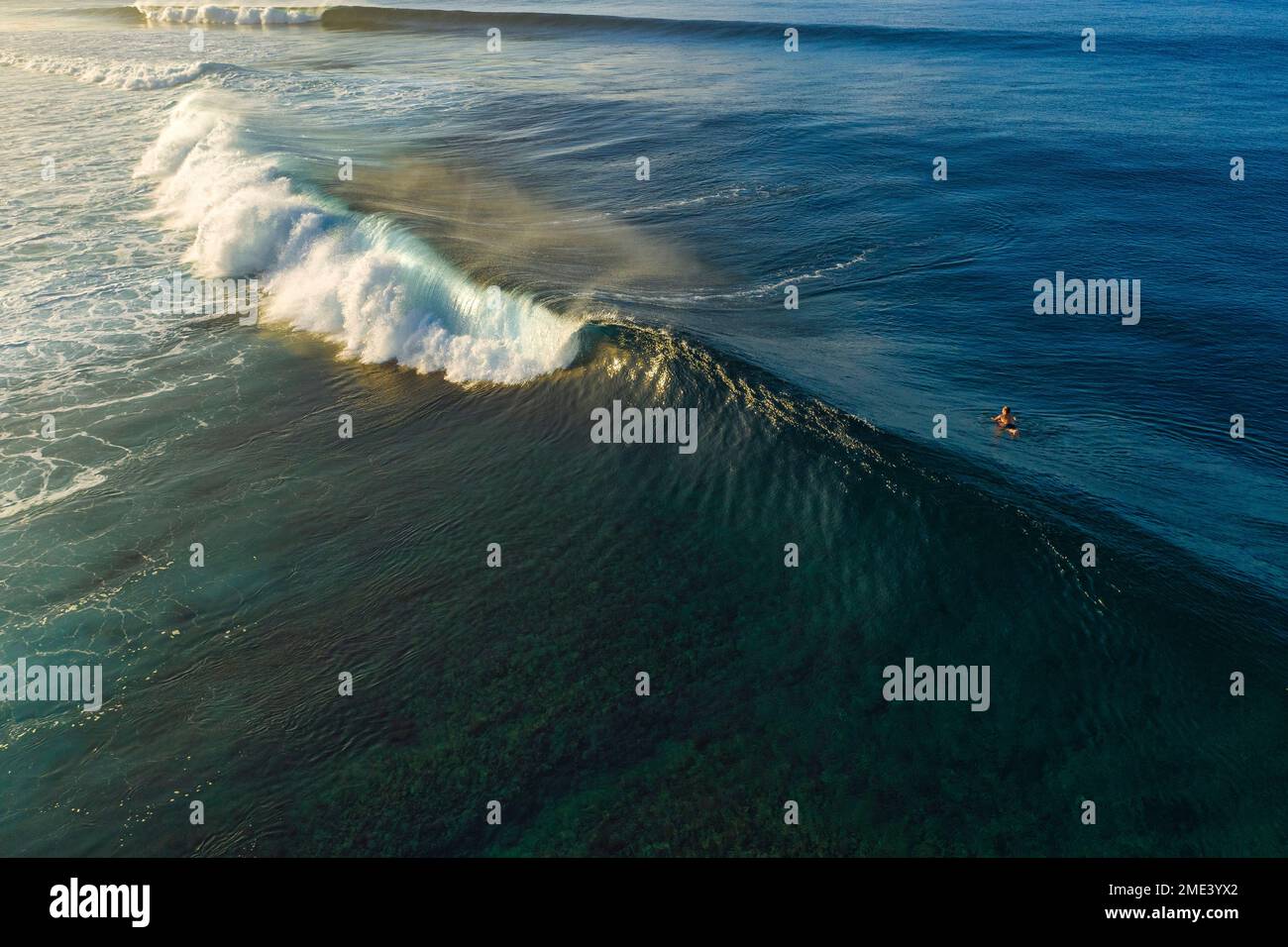 Reife Männer, die im Meer mit Surfbrett surfen Stockfoto