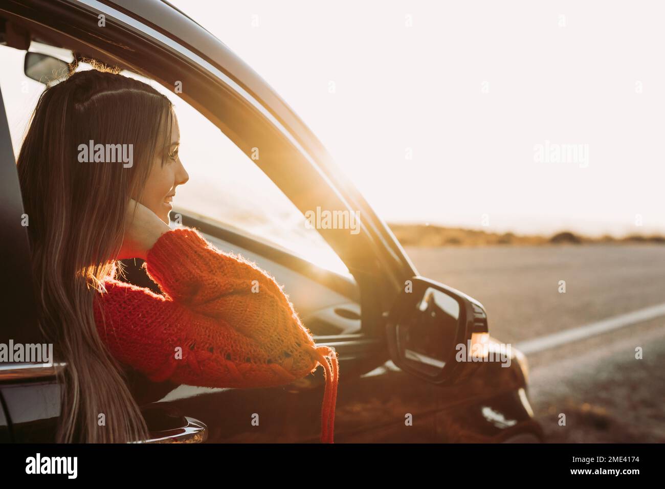 Eine Frau im Auto, die vor ihr auf die Straße schaut Stockfoto