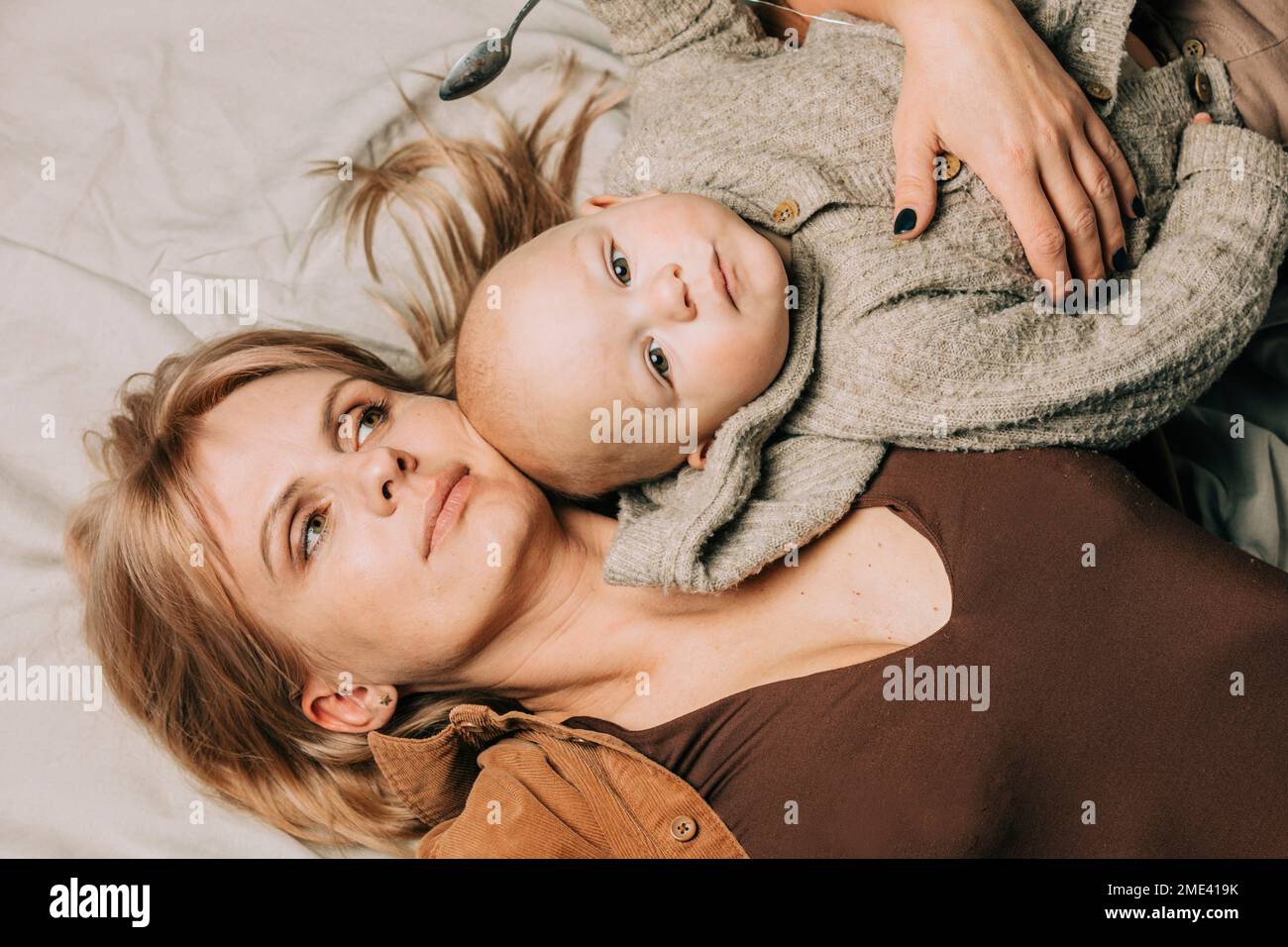 Mutter mit Baby liegend im Bett zu Hause Stockfoto