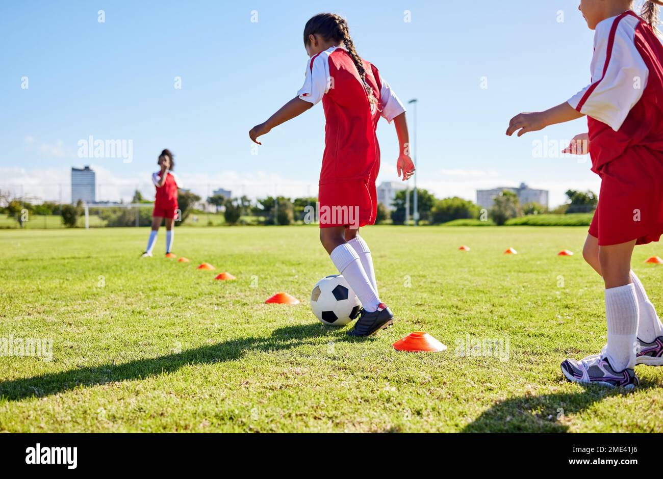 Fußball, Training oder Sport und eine Mannschaft, die zusammen mit einem Ball auf einem Spielfeld trainiert. Fitness, Fußball und Gras mit Kindern beim Laufen oder Stockfoto
