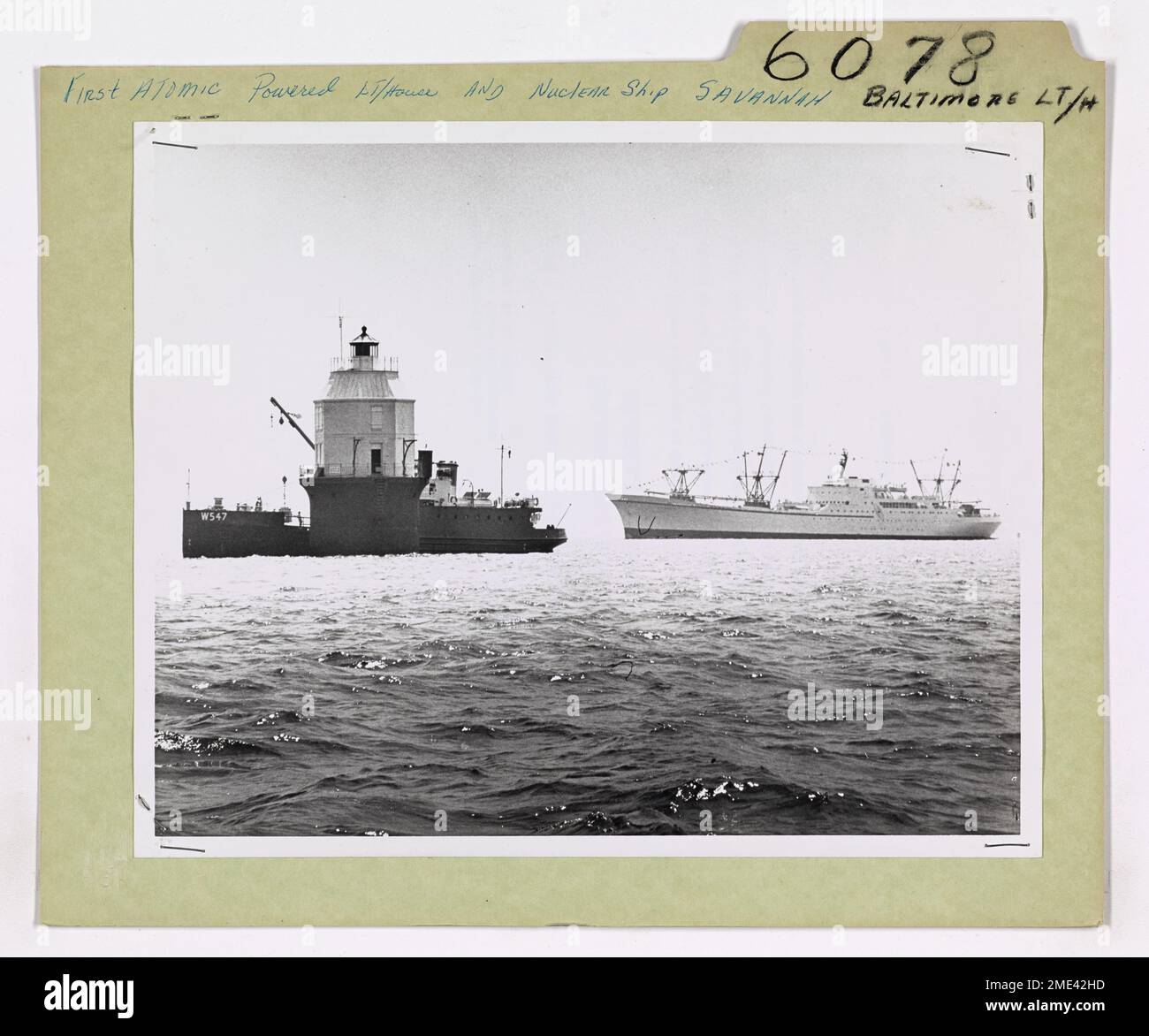 Ein Foto, das den ersten atomaren Leuchtturm, den Baltimore Lighthouse, zusammen mit dem Atomschiff Savannah und der Küstenwache Tender White Pine in der Chesapeake Bay, Maryland, fotografiert. Stockfoto