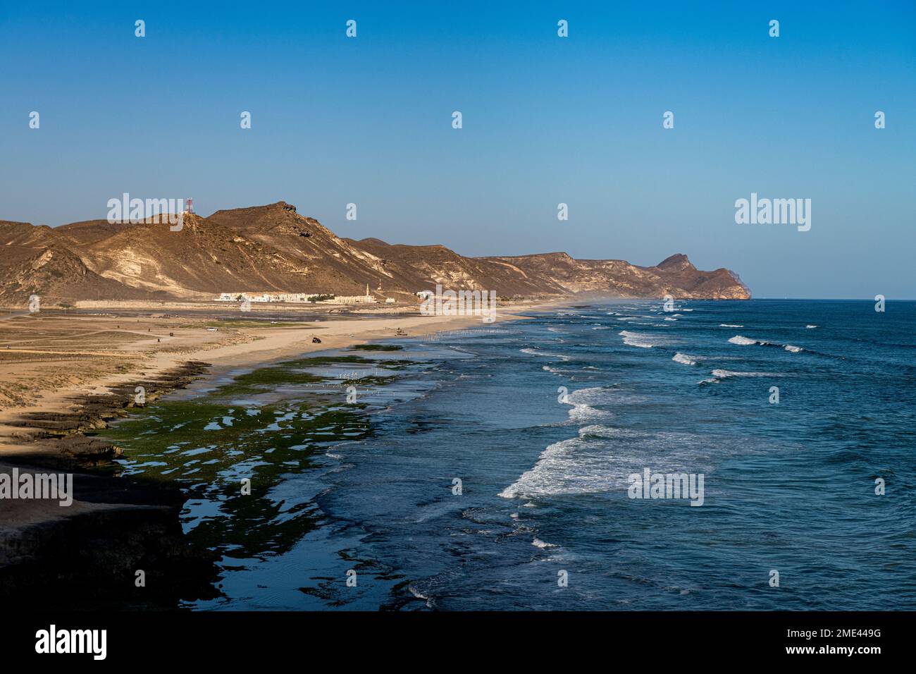 Oman, Dhofar, Salalah, Blick auf Mughsail Beach und blaues Wasser des Arabischen Meeres Stockfoto