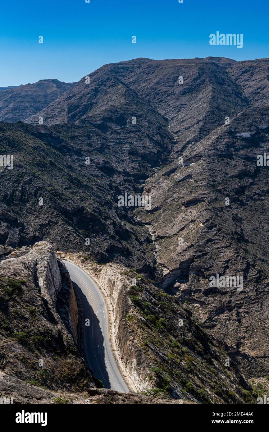 Oman, Dhofar, Straße in zerklüfteten Bergen Stockfoto