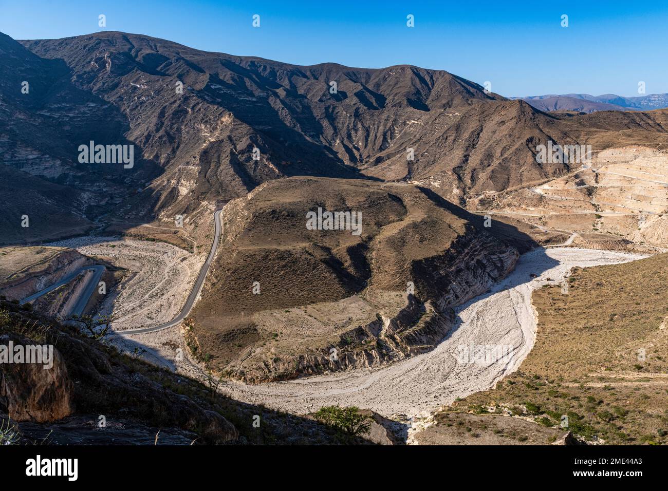 Oman, Dhofar, Blick auf die Wüstenberge mit kurvenreicher Straße im Hintergrund Stockfoto