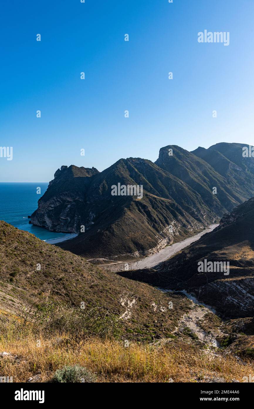 Oman, Dhofar, klarer Himmel über dem engen Canyon in zerklüfteten Bergen Stockfoto