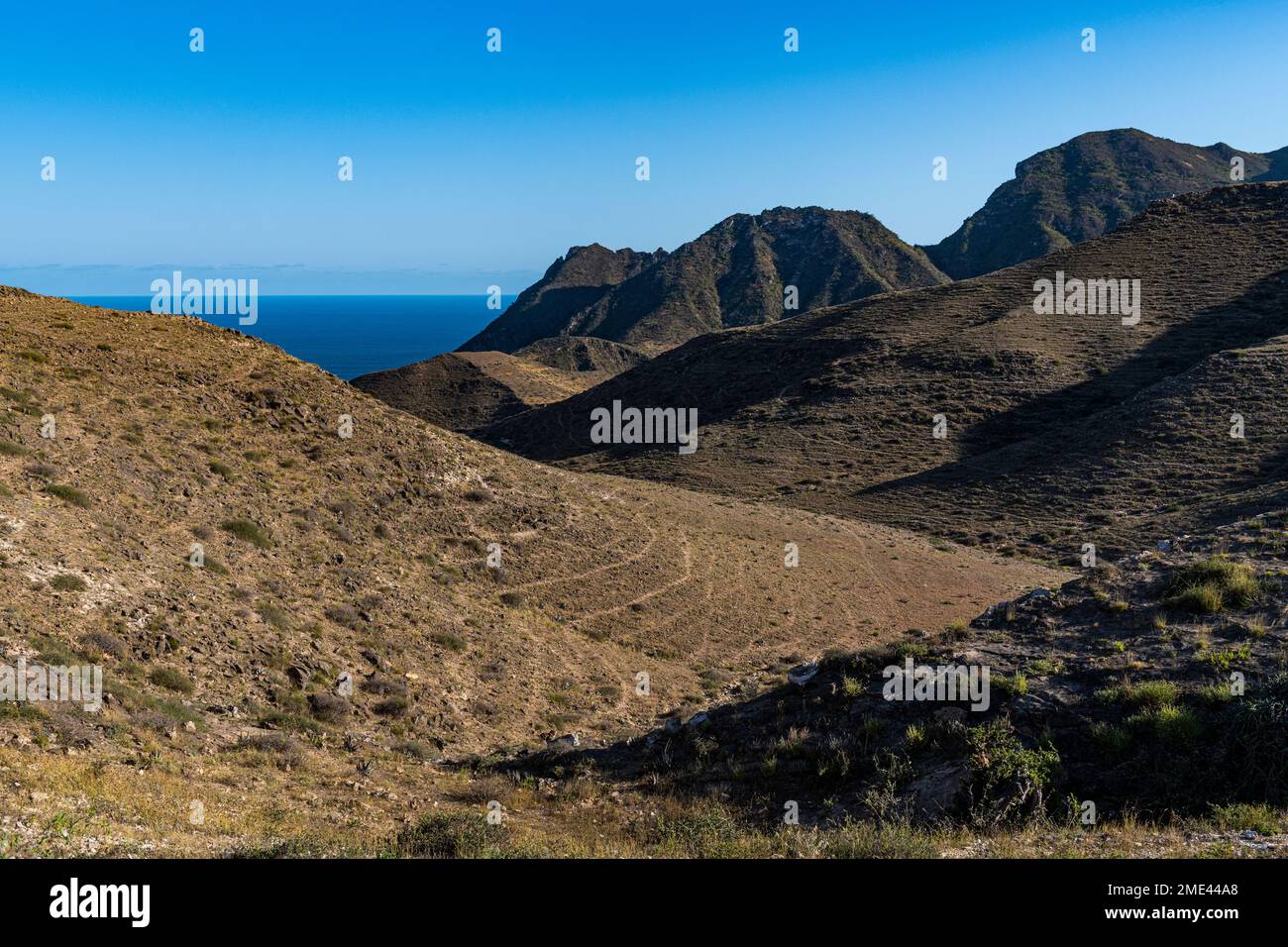 Oman, Dhofar, Blick auf die braunen Wüstenberge Stockfoto