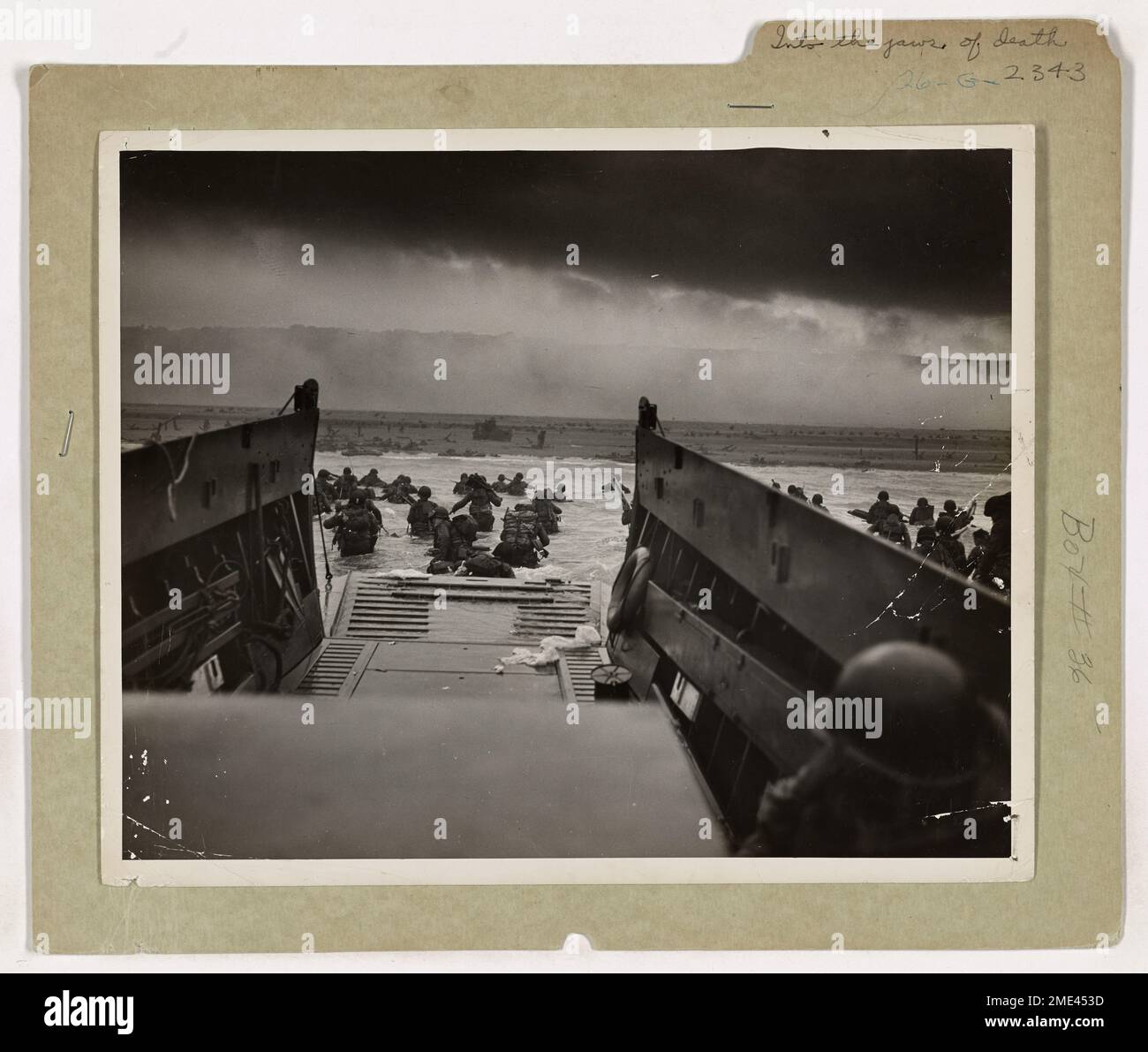 Während der D-Day-Invasion trugen Landungskähne der Küstenwache amerikanische Truppen in Richtung der französischen Küste. Soldaten kamen unter schwerem Maschinengewehrfeuer der Nazis vor, während einige Truppen den Strand stürmten. Trotz heftigen Widerstands überwältigten die alliierten Streitkräfte schließlich die deutschen Verteidigungsanlagen und sicherten sich den Brückenkopf für weitere Operationen. Stockfoto