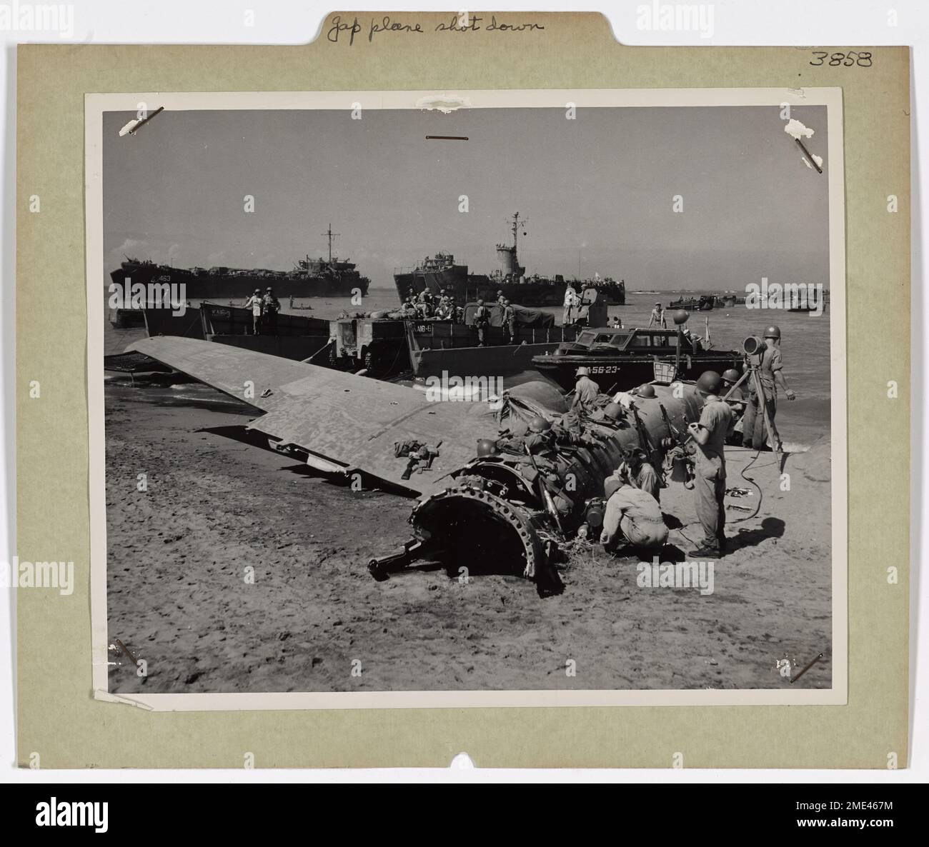Ein japanisches Flugzeug, das am 9. Januar in der Schlacht am Golf von Lingayen über dem Strand von Luzon abgeschossen wurde. Das Bild zeigt das Chaos des Invasionsverkehrs am Strand, als US-Truppen auf der Philippinen landen. Stockfoto