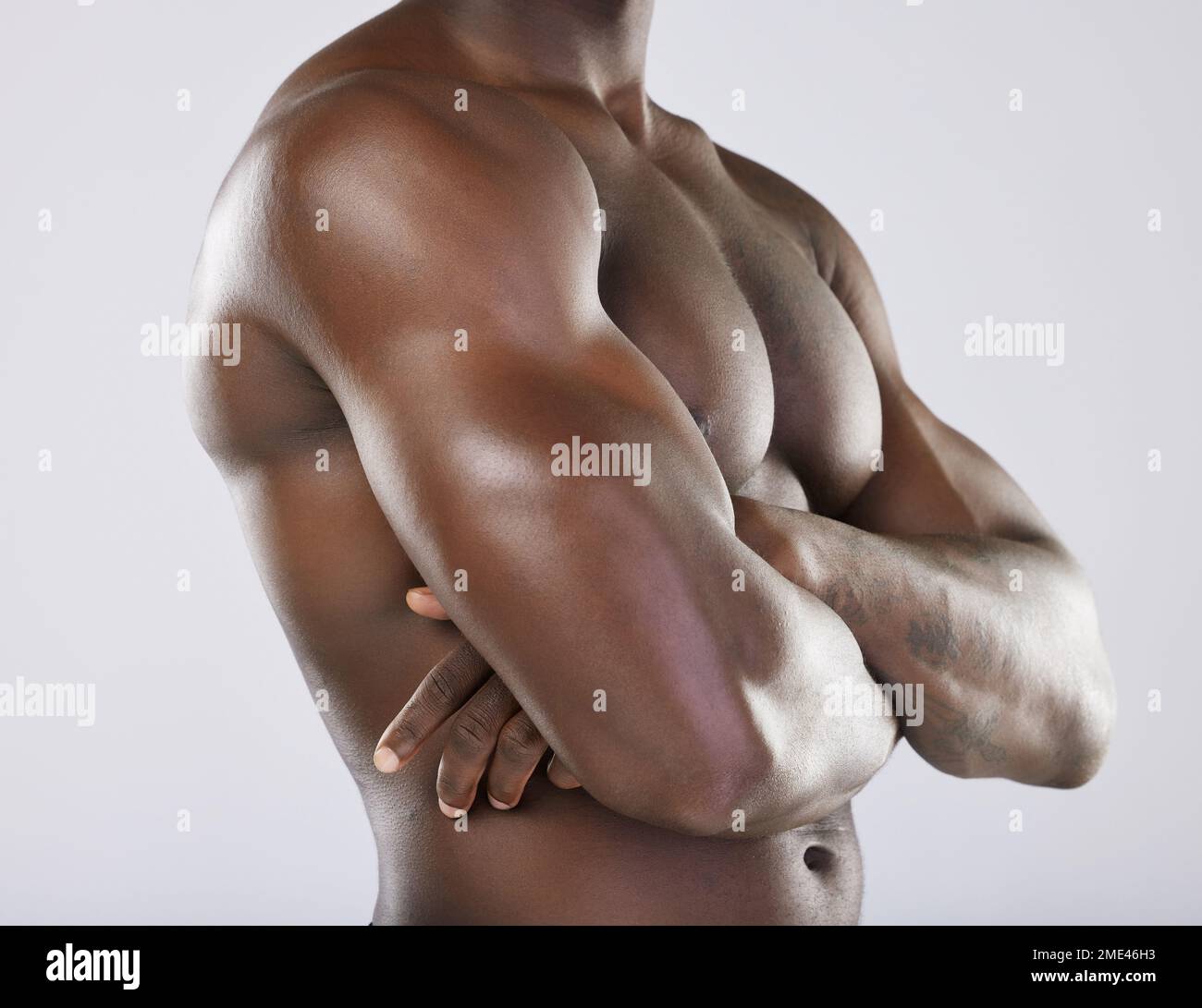 Schwarzer Mann, starke Arme und Muskeln für Fitness, Training und Bodybuilder Sport Wellness. Afrikanischer Mann, Arm Gesundheit Wellness Modell und Modell Stockfoto