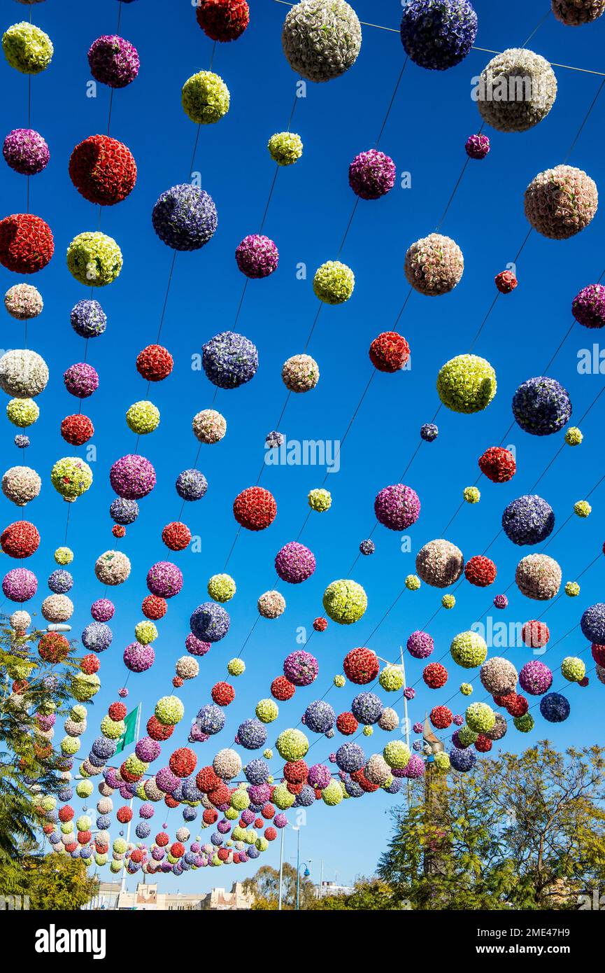 Farbenfrohe kugelförmige Dekorationen am klaren Himmel Stockfoto